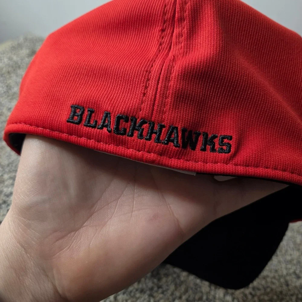 Reebok Chicago Blackhawks NHL Face Off Headwear‎ Stretch Fit Hat Red Black